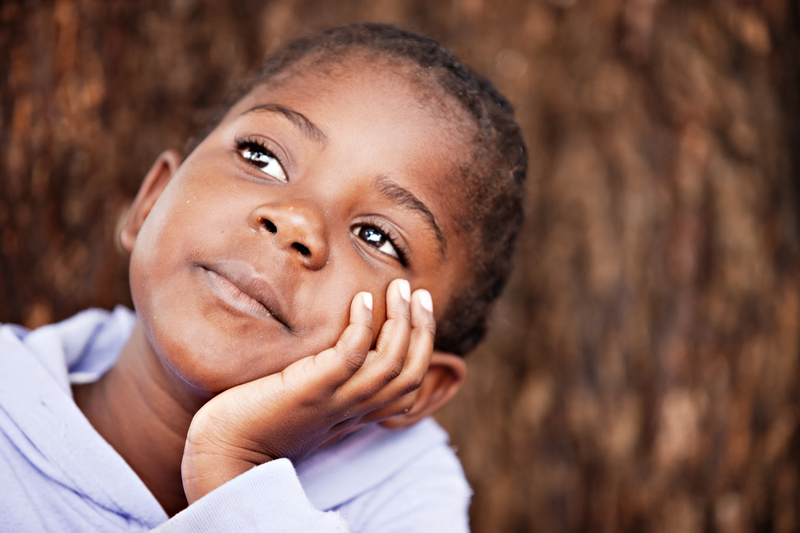 Florent Majoullier, osteopath in Nice. Osteopathy and follow-up care and prevention. Boy with left hand onto left cheek, thinking and dreaming to better times